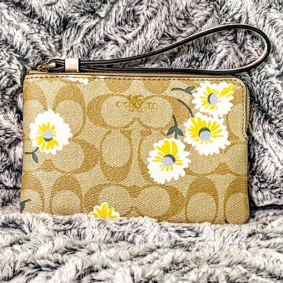 NWOT - COACH CORNER ZIP WRISTLET IN SIGNATURE CANVAS WITH DAISY PRINT (C3360) - Picture 1 of 3